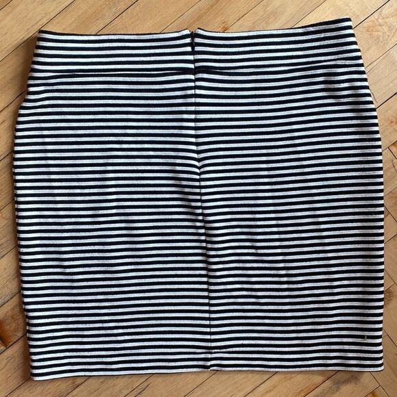GAP striped skirt, size medium. - Picture 3 of 8
